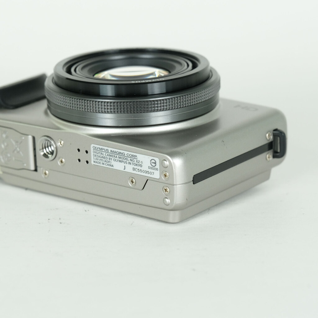 OLYMPUS XZ-1 チタニウムシルバー プレミアムキットの出品 | ONE SCENE