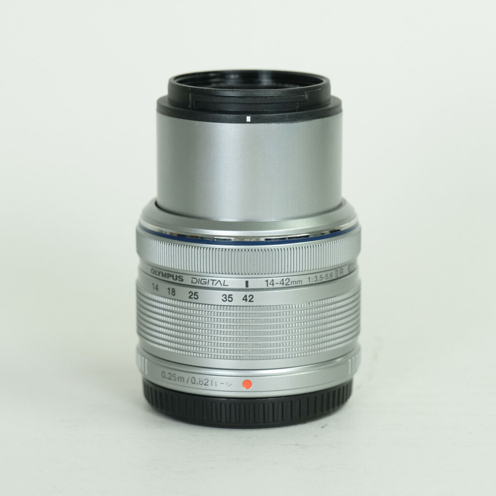 OLYMPUS M.ZUIKO DIGITAL 14-42mm F3.5-5.6IIR シルバー OLYMPUS M.ZUIKO DIGITAL 14-42mm F3.5-5.6IIR シルバー