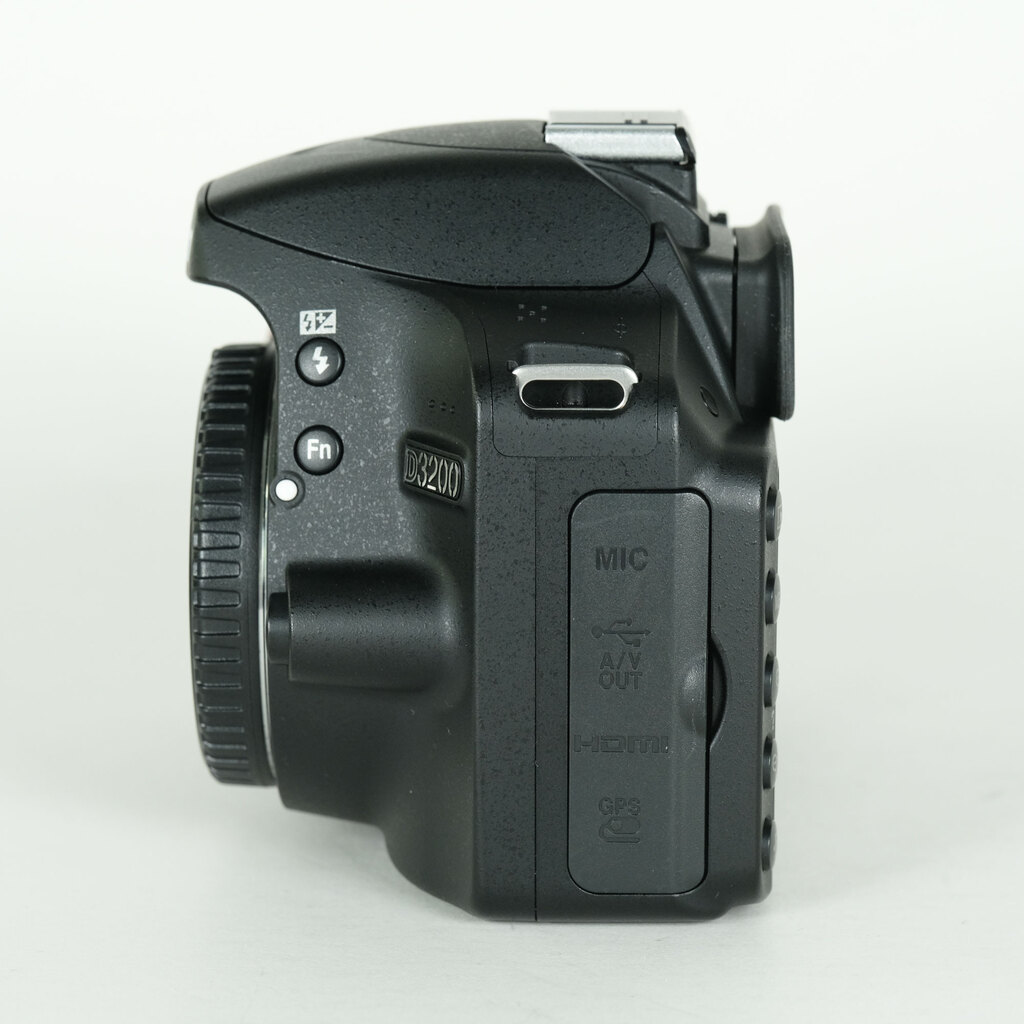 Nikon D3200�{�f�B �u���b�N