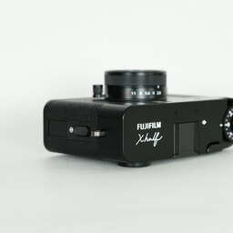 FUJIFILM X half X-HF1
