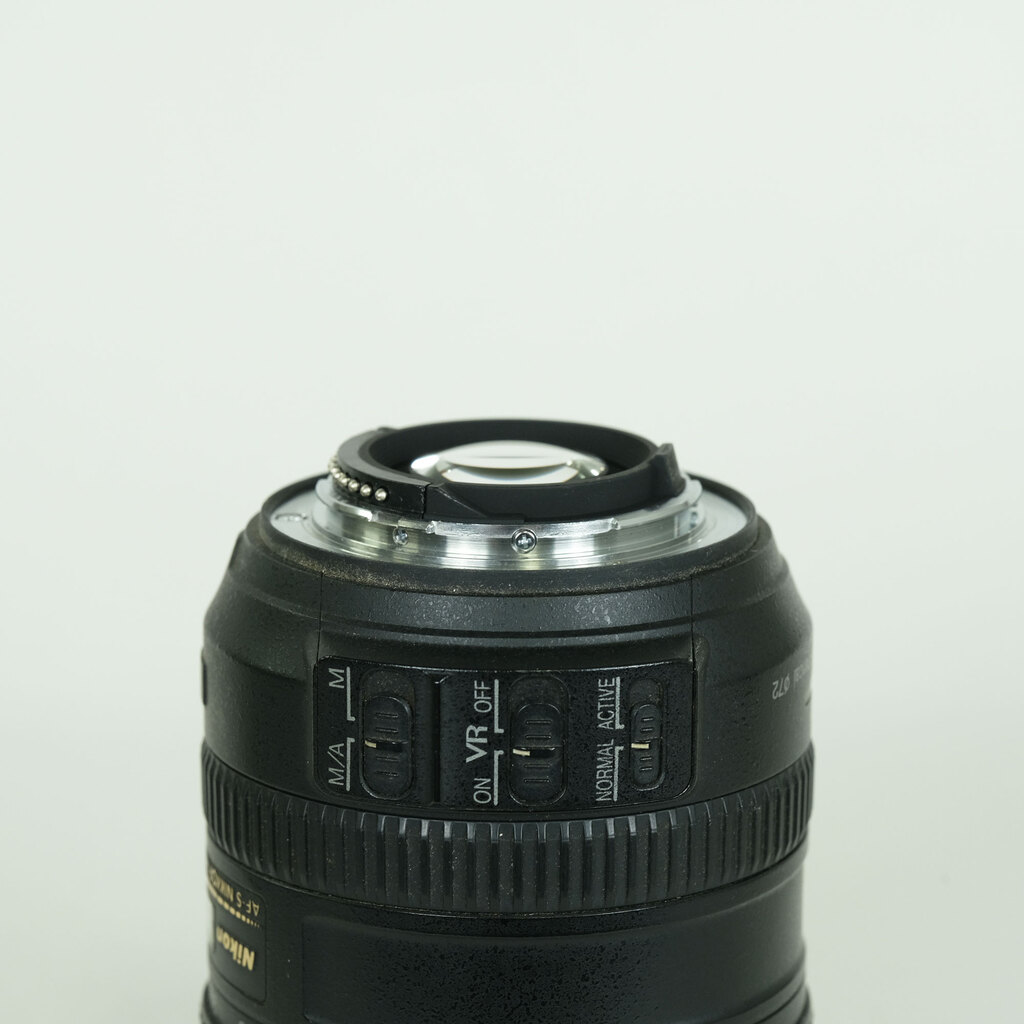 Nikon AF-S DX VR Zoom-Nikkor 18-200mm F3.5-5.6G IF-ED Nikon AF-S DX VR Zoom-Nikkor 18-200mm F3.5-5.6G IF-ED