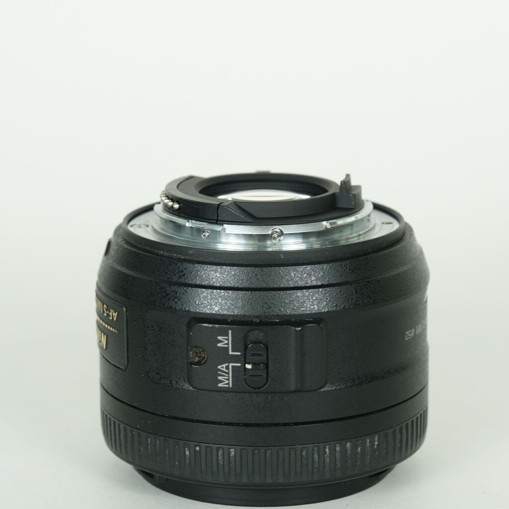Nikon AF-S DX NIKKOR 35mm f/1.8G Nikon AF-S DX NIKKOR 35mm f/1.8G