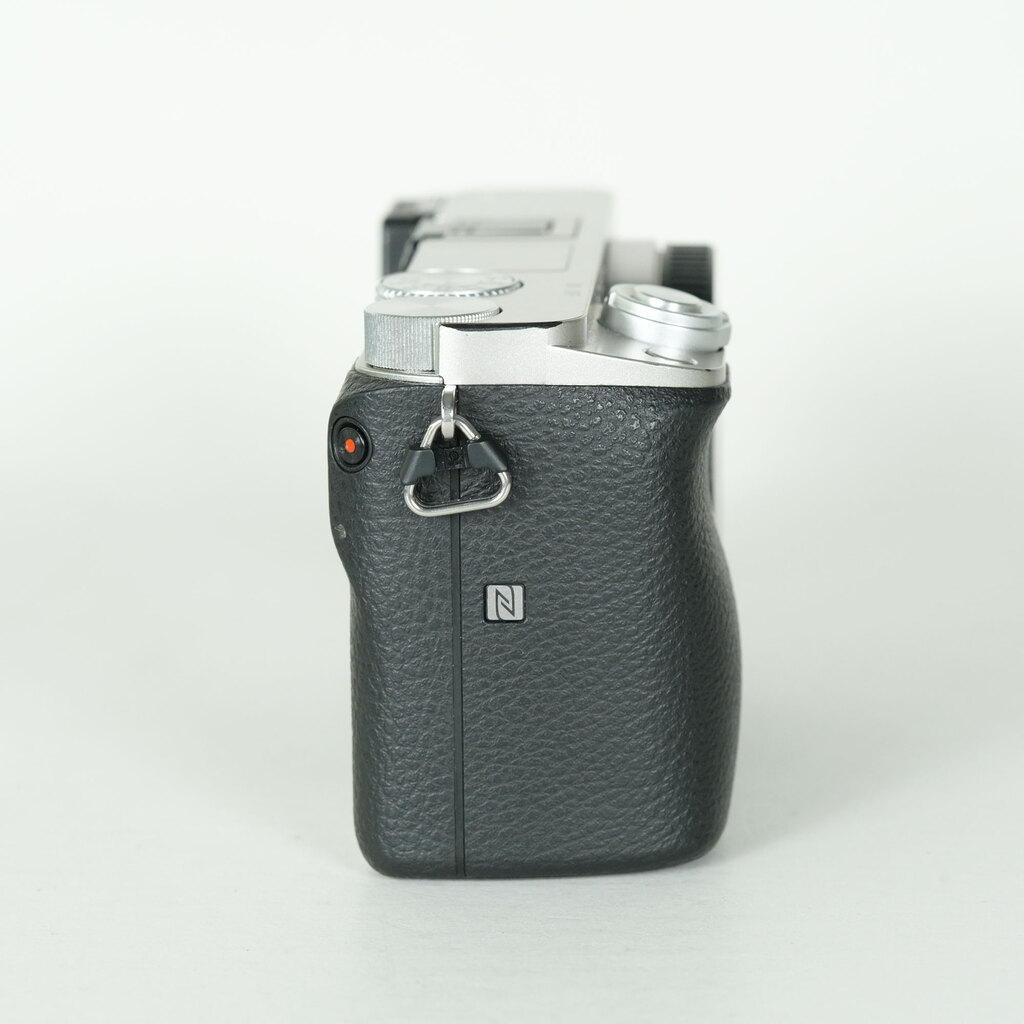 SONY ��6000�iILCE-6000�j [�{�f�B �V���o�[]