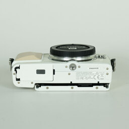 OLYMPUS PEN Lite E-PL7 ボディ ホワイト OLYMPUS PEN Lite E-PL7 ボディ ホワイト