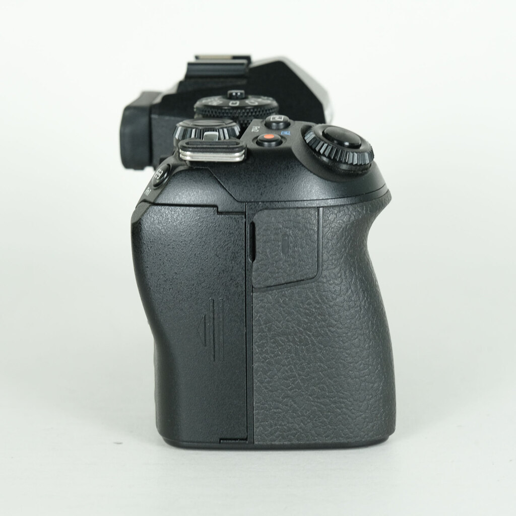 OLYMPUS OM-D E-M1 Mark II [�{�f�B]