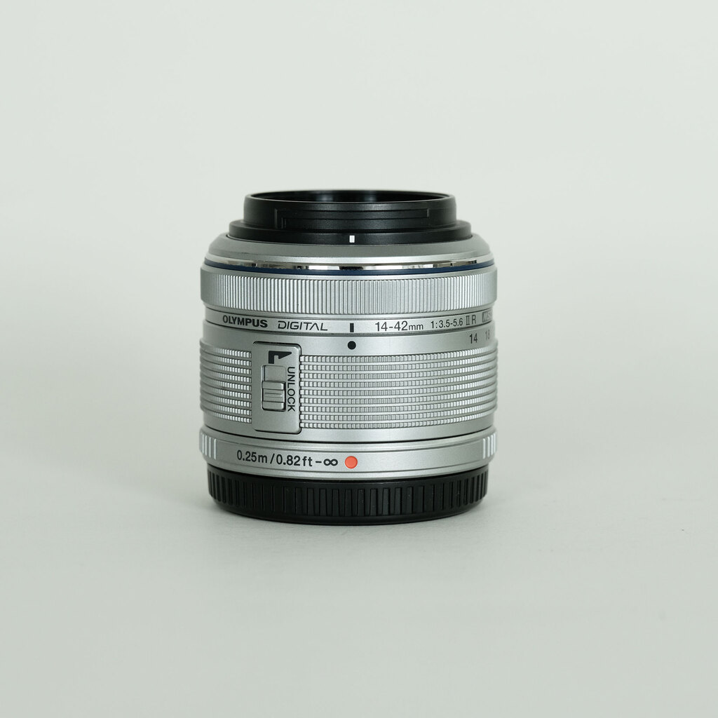 OLYMPUS M.ZUIKO DIGITAL 14-42mm F3.5-5.6IIR シルバー
