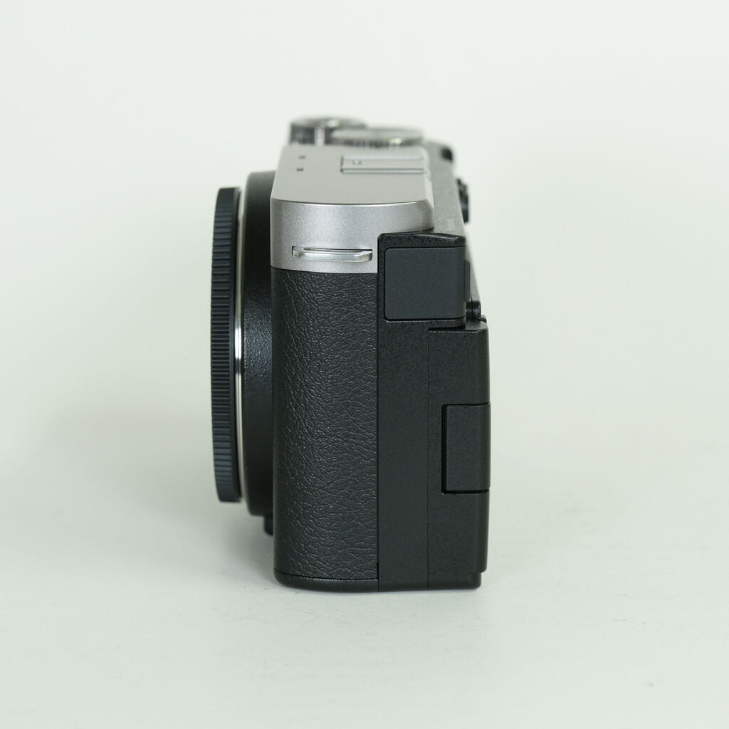 Panasonic LUMIX DC-S9 Panasonic LUMIX DC-S9