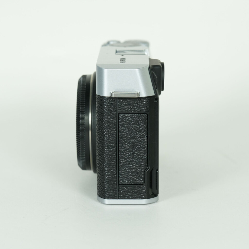 FUJIFILM X-E4 [�{�f�B �V���o�[]