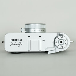 FUJIFILM X half X-HF1
