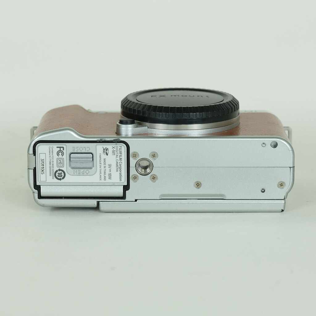 FUJIFILM X-M1 ボディ ブラウン FUJIFILM X-M1 ボディ ブラウン