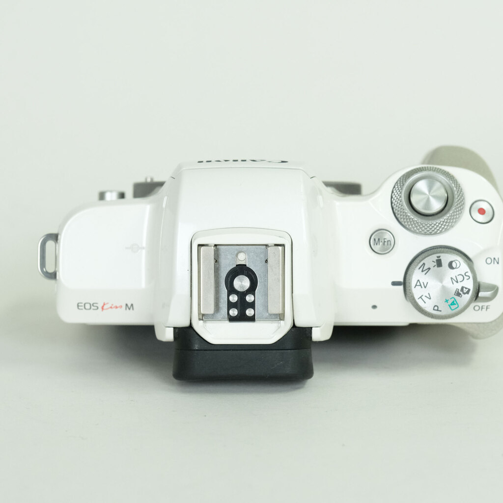 Canon EOS Kiss M Canon EOS Kiss M