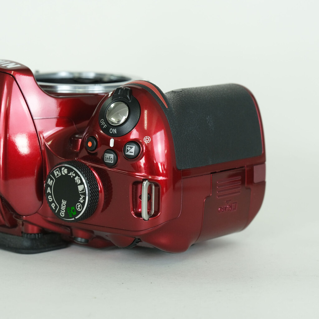 Nikon D3200ボディ レッド