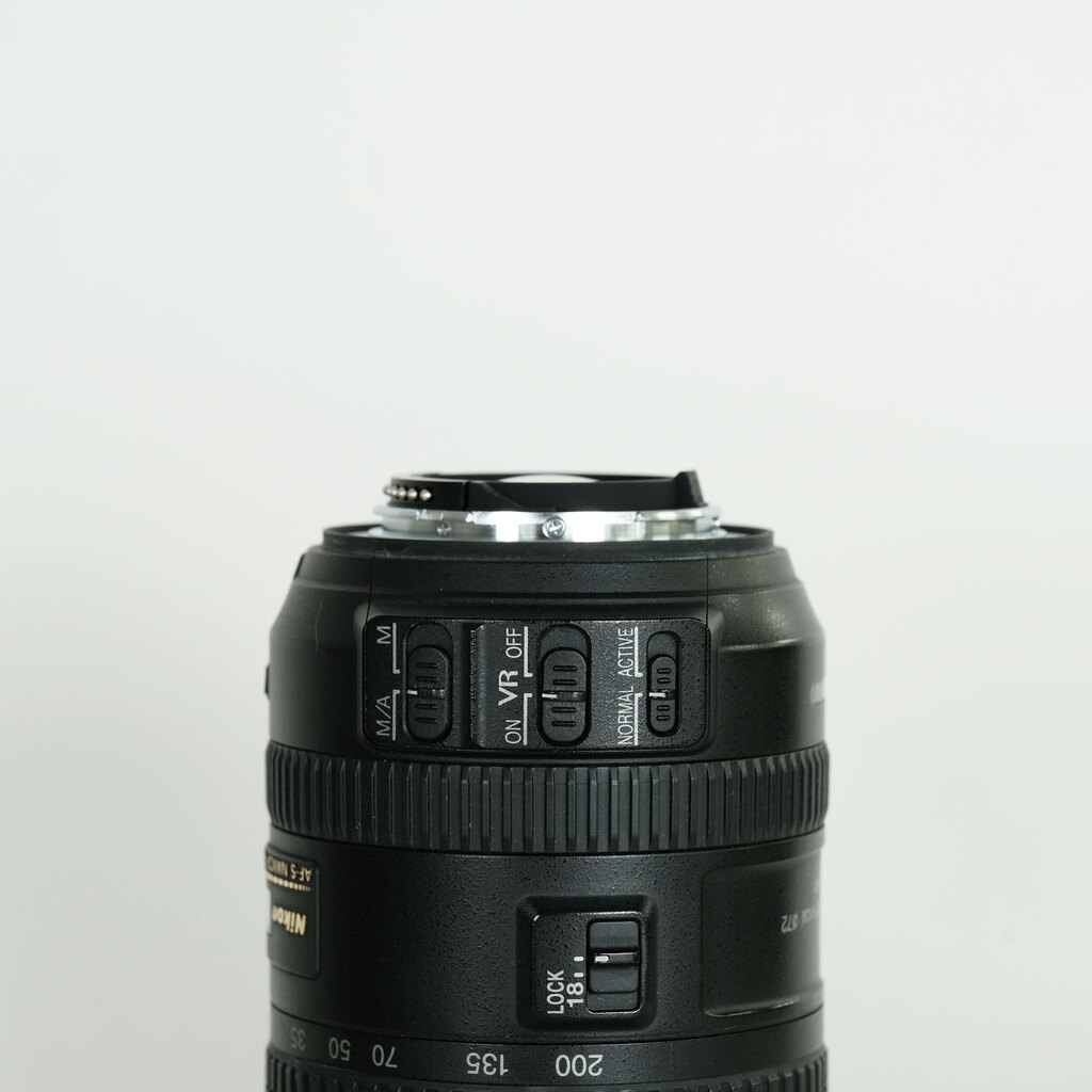 Nikon AF-S DX NIKKOR 18-200mm F3.5-5.6G ED VR II Nikon AF-S DX NIKKOR 18-200mm F3.5-5.6G ED VR II