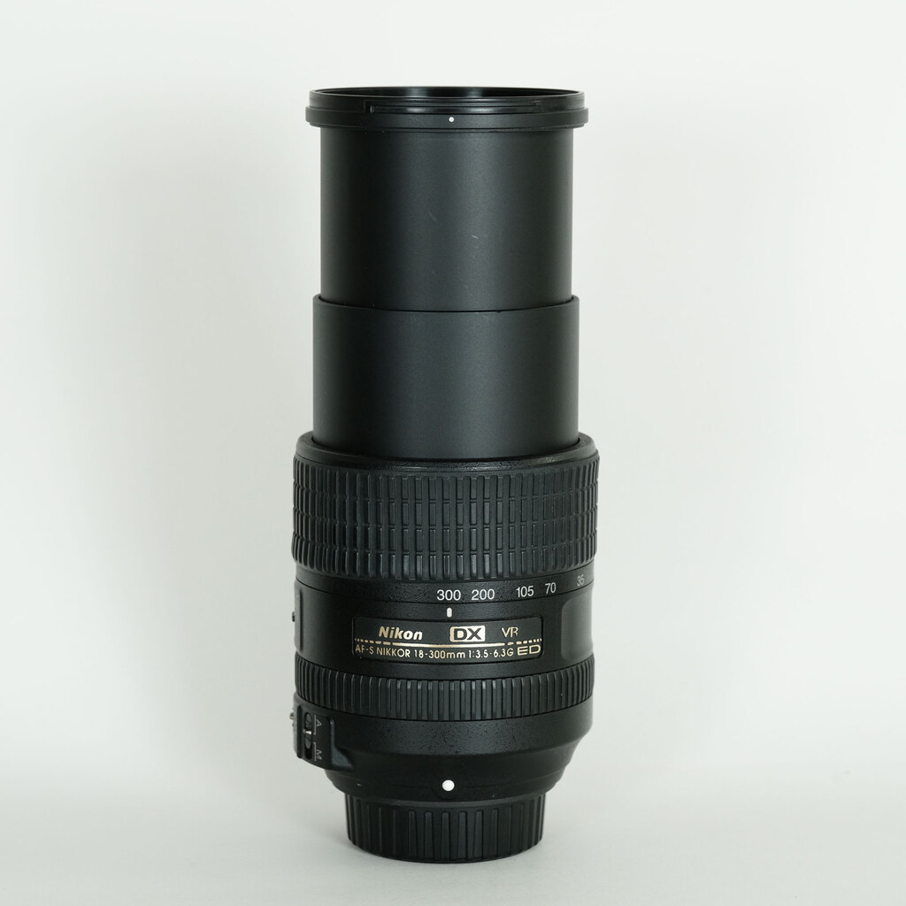 Nikon AF-S DX NIKKOR 18-300mm f/3.5-6.3G ED VR Nikon AF-S DX NIKKOR 18-300mm f/3.5-6.3G ED VR