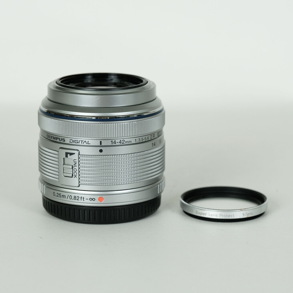 OLYMPUS M.ZUIKO DIGITAL 14-42mm F3.5-5.6IIR シルバーの出品