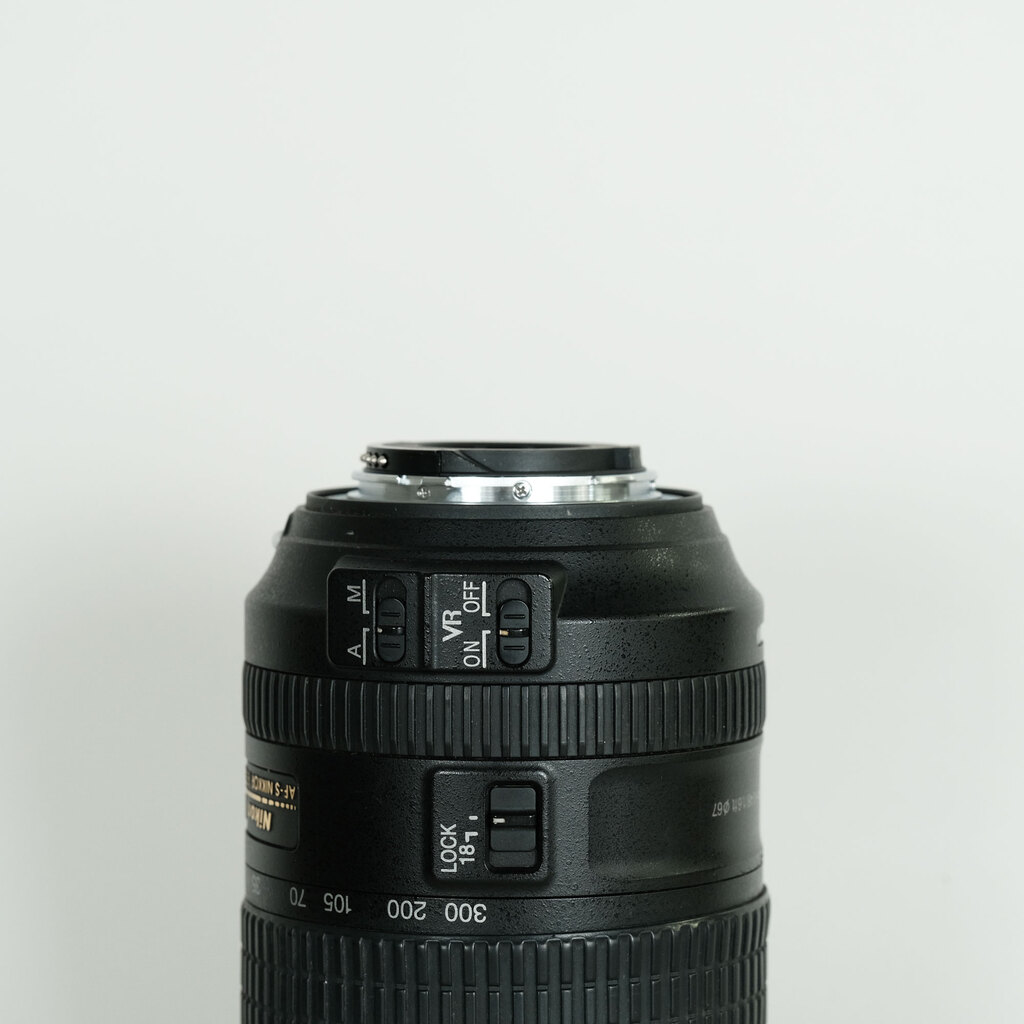 Nikon AF-S DX NIKKOR 18-300mm f/3.5-6.3G ED VR Nikon AF-S DX NIKKOR 18-300mm f/3.5-6.3G ED VR