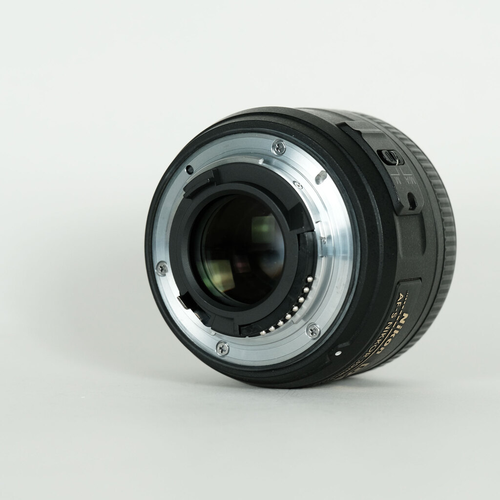 Nikon AF-S DX NIKKOR 35mm f/1.8G Nikon AF-S DX NIKKOR 35mm f/1.8G