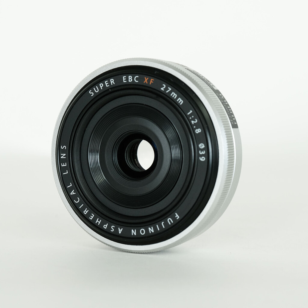 FUJIFILM フジフィルム XF 27mm F2.8 単焦点レンズ シルバー 富士フイルム、単焦点レンズ「XF27mmF2.8」のシルバーを10/12