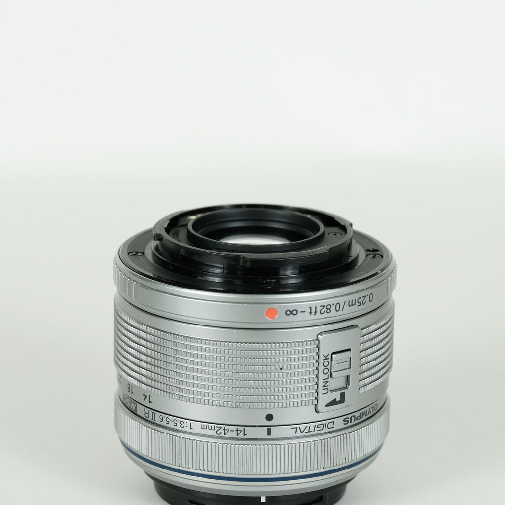 【美品】OLYMPUS M.ZUIKO DIGITAL 14-42mm シルバー Olympus M.Zuiko Digital 14-42mm f/3.5-5.6 II R Lens V314050SU000