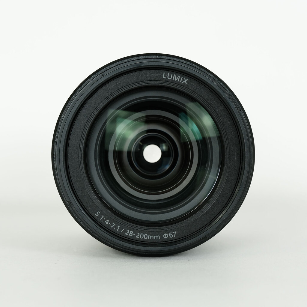 Panasonic LUMIX S 28-200mm F4-7.1 MACRO O.I.S. Panasonic LUMIX S 28-200mm F4-7.1 MACRO O.I.S.