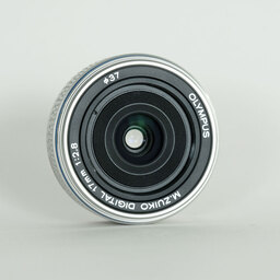 OLYMPUS M.ZUIKO DIGITAL 17mm F2.8 シルバー OLYMPUS M.ZUIKO DIGITAL 17mm F2.8 シルバー