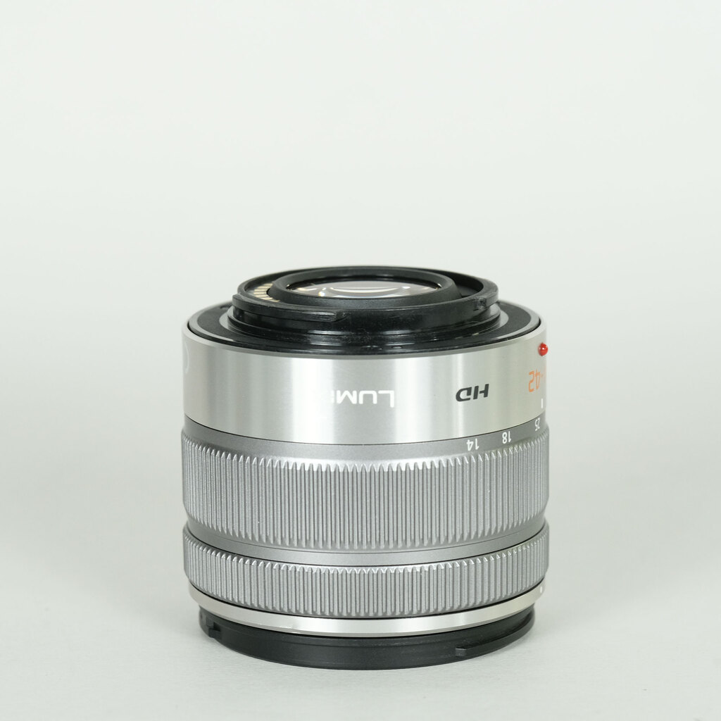 Panasonic LUMIX G VARIO 14-42mm F3.5-5.6 ASPH./MEGA O.I.S. Panasonic LUMIX G VARIO 14-42mm F3.5-5.6 ASPH./MEGA O.I.S.
