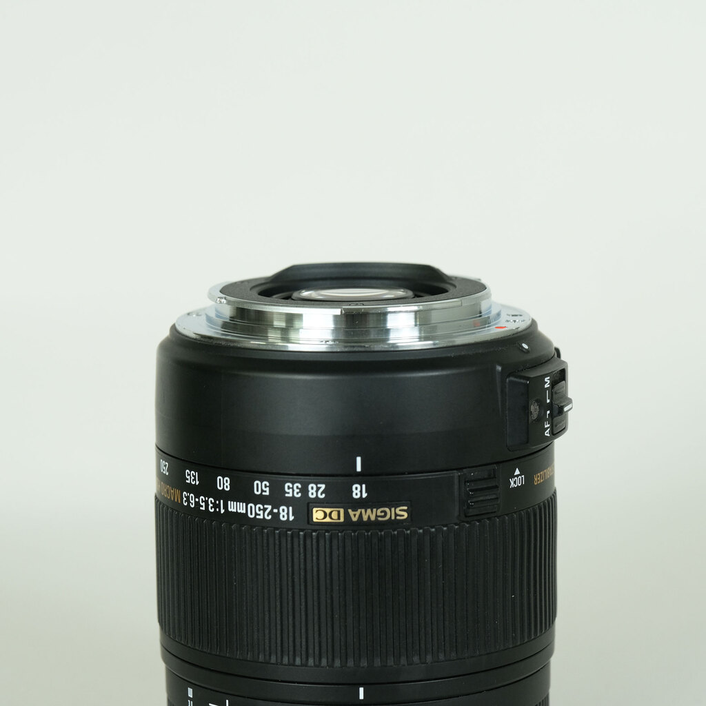 SIGMA 18-250mm F3.5-6.3 DC MACRO OS HSM (キヤノンEF用) SIGMA 18-250mm F3.5-6.3 DC MACRO OS HSM (キヤノンEF用)