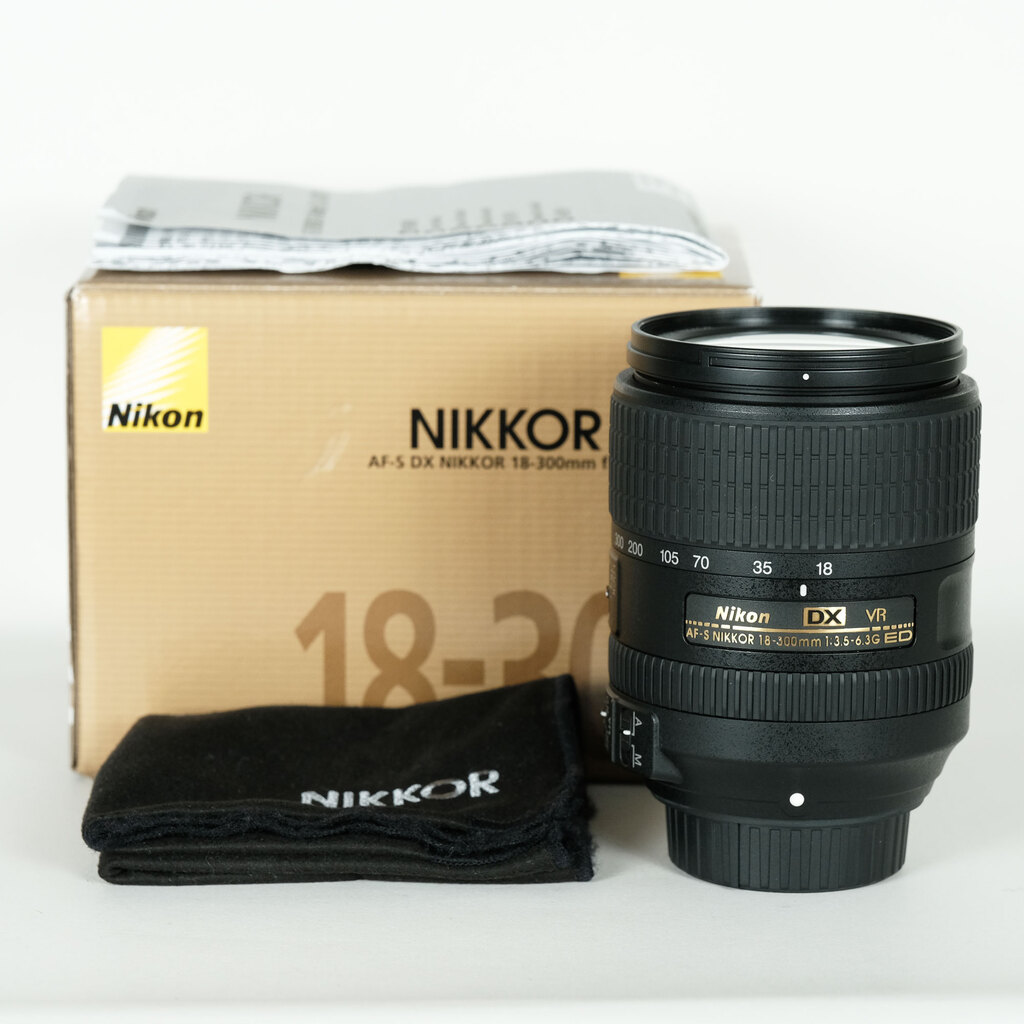 Nikon AF-S DX NIKKOR 18-300mm f/3.5-6.3G ED VR Nikon AF-S DX NIKKOR 18-300mm f/3.5-6.3G ED VR