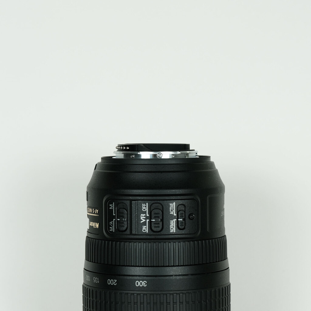 Nikon AF-S VR Zoom-Nikkor 70-300mm F4.5-5.6G IF-ED Nikon AF-S VR Zoom-Nikkor 70-300mm F4.5-5.6G IF-ED