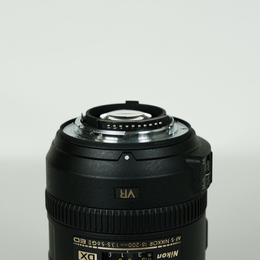 Nikon AF-S DX NIKKOR 18-200mm F3.5-5.6G ED VR II Nikon AF-S DX NIKKOR 18-200mm F3.5-5.6G ED VR II