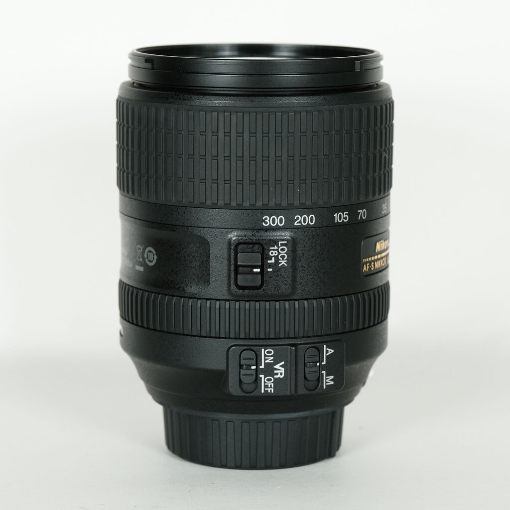 Nikon AF-S DX NIKKOR 18-300mm f/3.5-6.3G ED VR Nikon AF-S DX NIKKOR 18-300mm f/3.5-6.3G ED VR