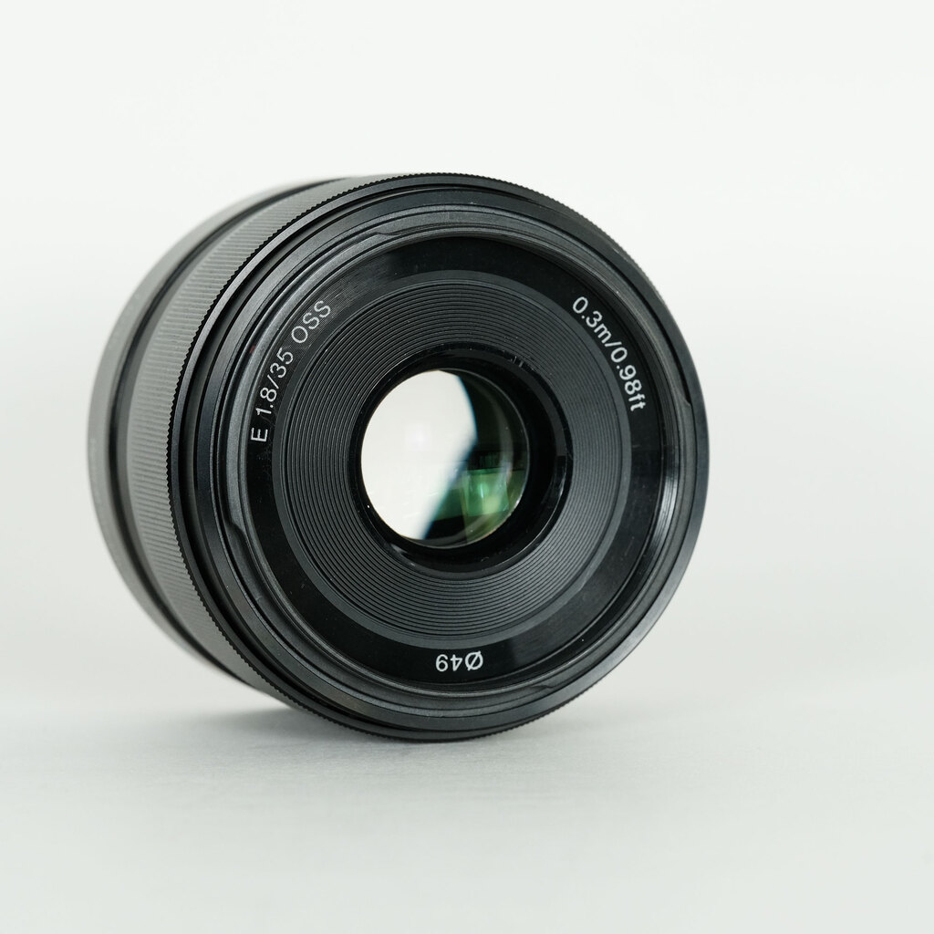 値下げしました！SONY E35m F1.8 oss SEL35F18 SONY E 35mm F1.8 OSS SEL35F18の出品 | ONE SCENE（ワンシーン）
