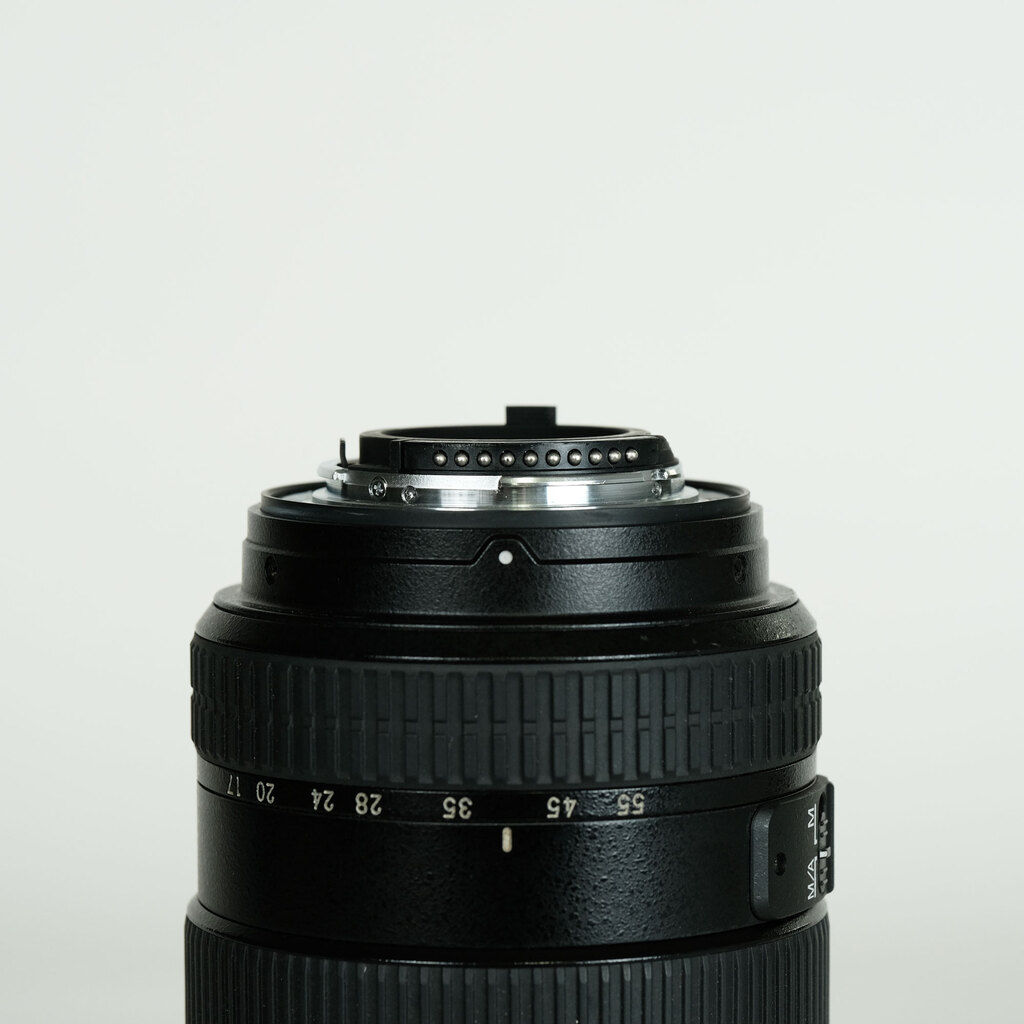 Nikon AF-S DX Zoom-Nikkor 17-55mm f/2.8G IF-ED Nikon AF-S DX Zoom-Nikkor 17-55mm f/2.8G IF-ED