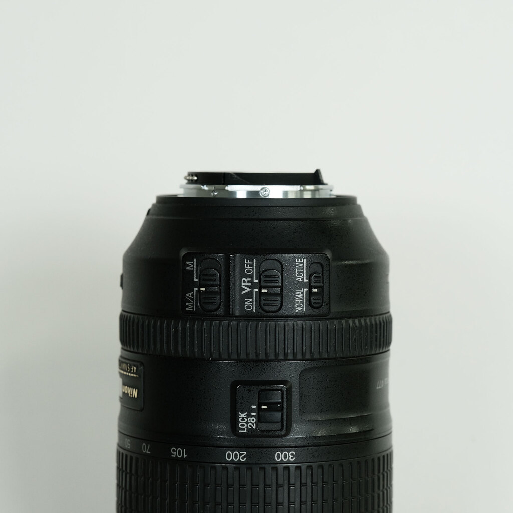 Nikon AF-S NIKKOR 28-300mm f/3.5-5.6G ED VR Nikon AF-S NIKKOR 28-300mm f/3.5-5.6G ED VR