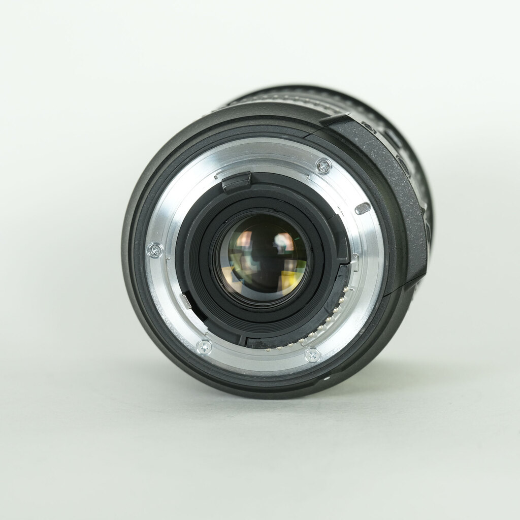 Nikon AF-S DX NIKKOR 18-200mm F3.5-5.6G ED VR II Nikon AF-S DX NIKKOR 18-200mm F3.5-5.6G ED VR II