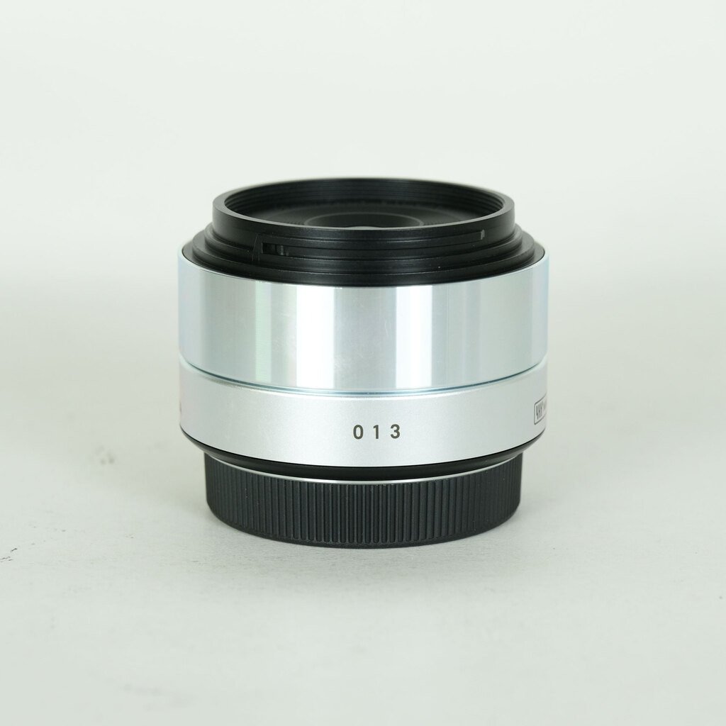 SIGMA A 30mm F2.8 DN (マイクロフォーサーズ用)シルバー SIGMA A 30mm F2.8 DN (マイクロフォーサーズ用)シルバー