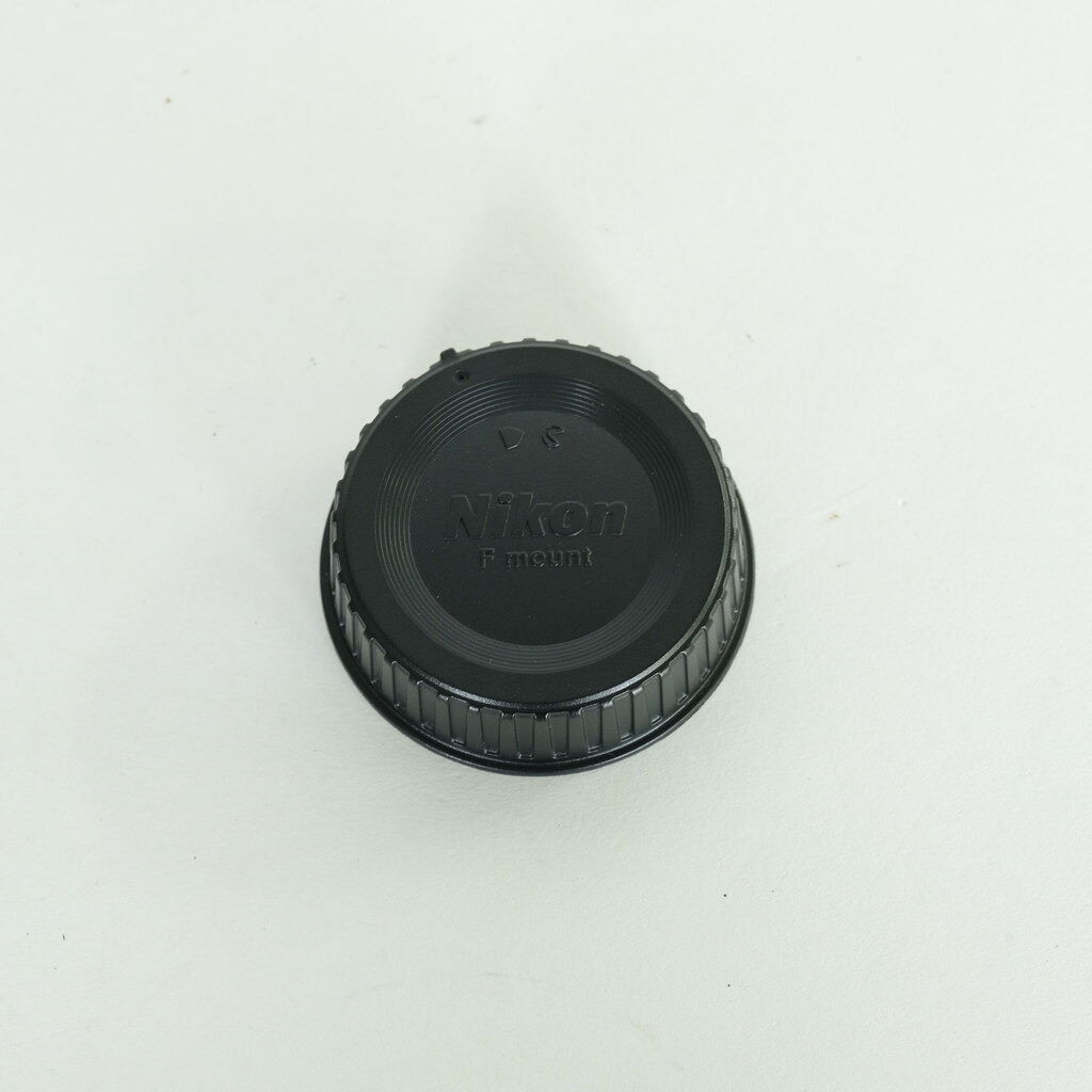 Nikon AF-S DX NIKKOR 18-200mm F3.5-5.6G ED VR II Nikon AF-S DX NIKKOR 18-200mm F3.5-5.6G ED VR II