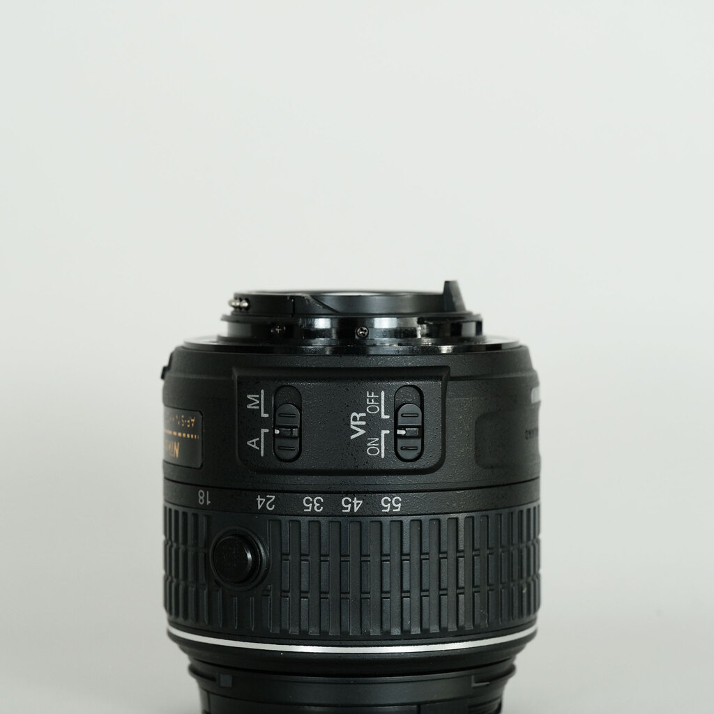 Nikon AF-S DX NIKKOR 18-55mm f3.5-5.6G VR II Nikon AF-S DX NIKKOR 18-55mm f3.5-5.6G VR II