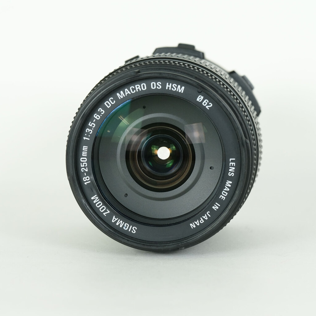 SIGMA 18-250mm F3.5-6.3 DC MACRO OS HSM (キヤノンEF用) SIGMA 18-250mm F3.5-6.3 DC MACRO OS HSM (キヤノンEF用)