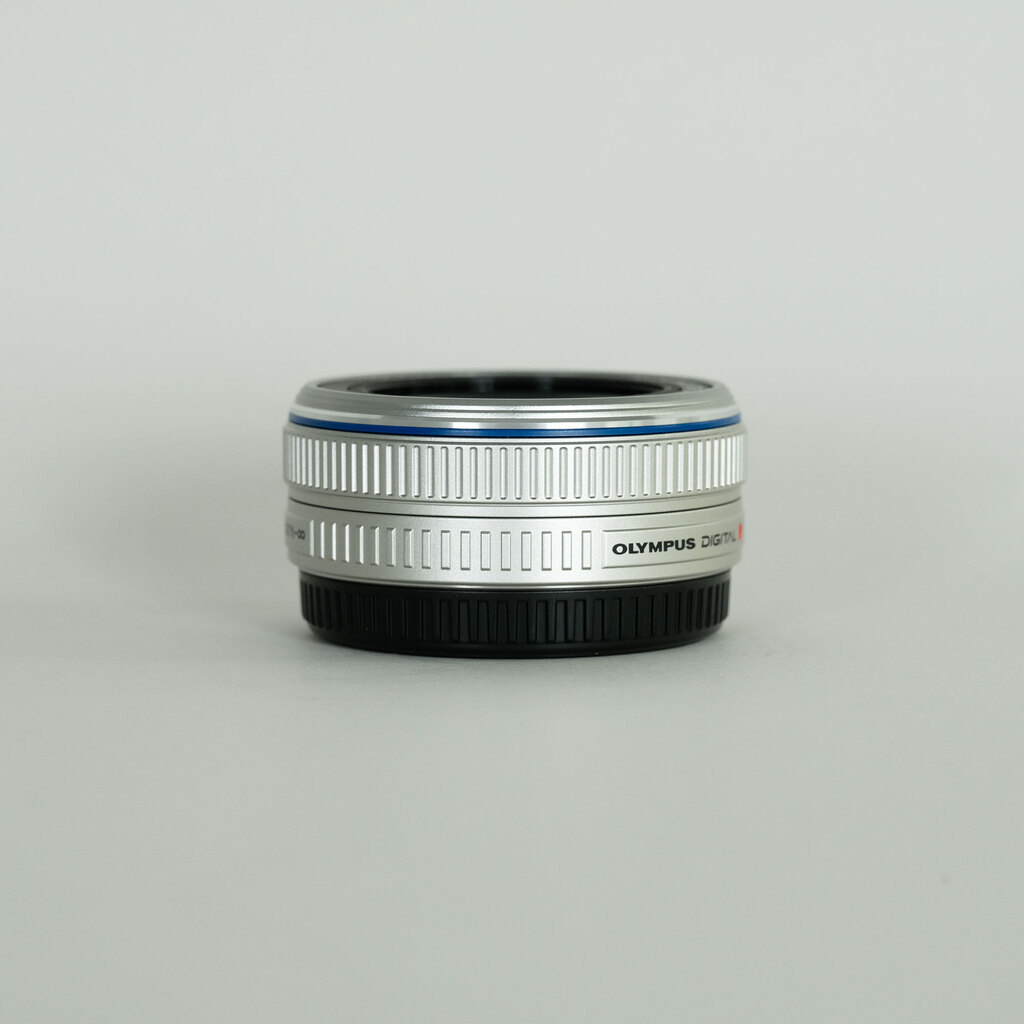 OLYMPUS M.ZUIKO DIGITAL 17mm F2.8 シルバー OLYMPUS M.ZUIKO DIGITAL 17mm F2.8 シルバー