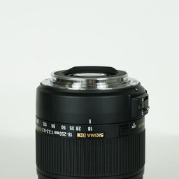 SIGMA 18-250mm F3.5-6.3 DC MACRO OS HSM (キヤノンEF用) SIGMA 18-250mm F3.5-6.3 DC MACRO OS HSM (キヤノンEF用)