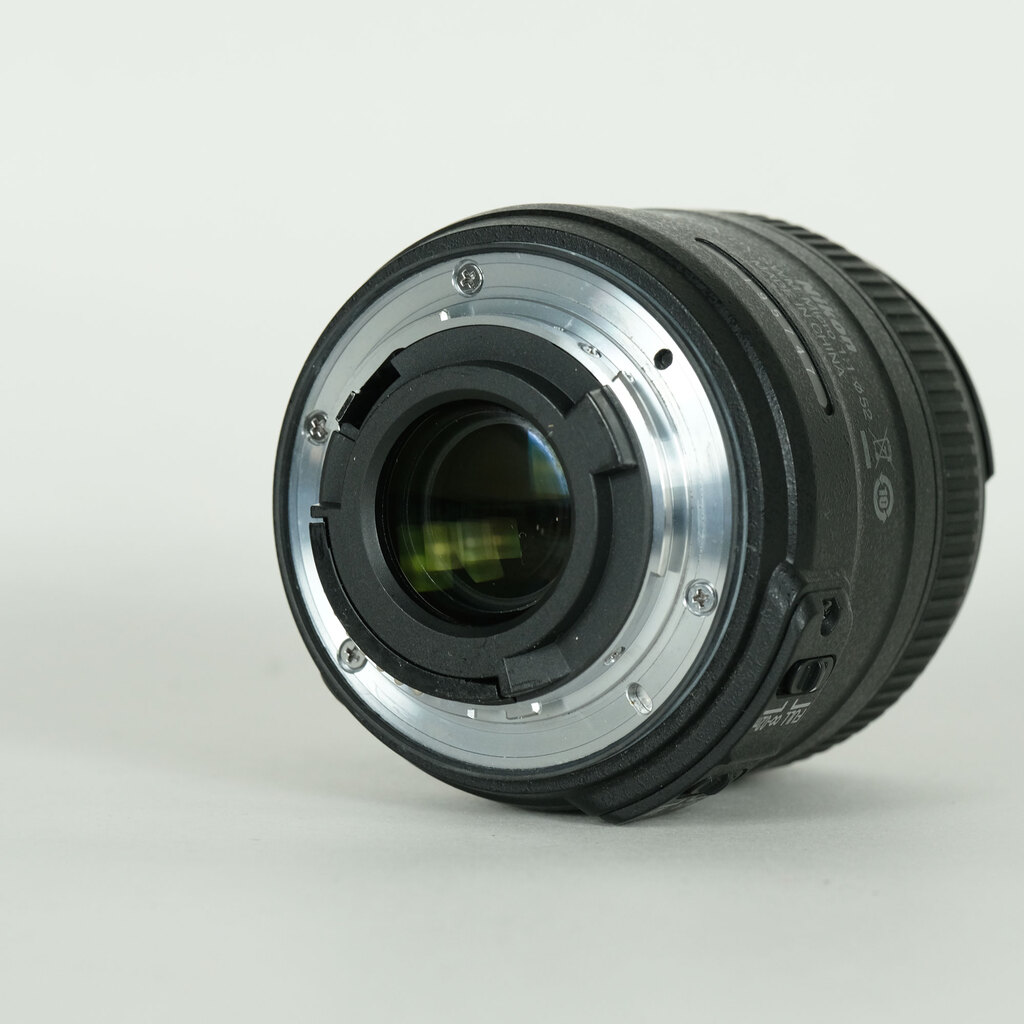 Nikon AF-S DX Micro NIKKOR 40mm f/2.8G Nikon AF-S DX Micro NIKKOR 40mm f/2.8G