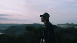 その人の感情をすくうように。 目の前の人を、静かに愛を持って撮り続けていく